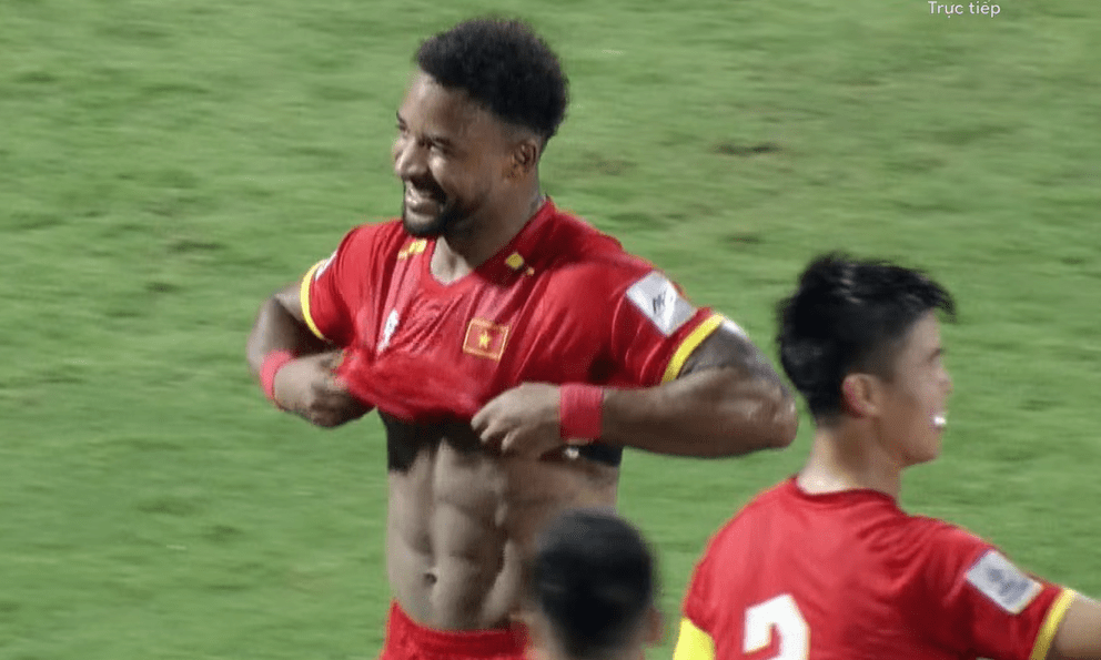 Xuân Son: “Tôi vén áo khoe cơ bụng để mọi người thấy tôi đã cố gắng thế nào”