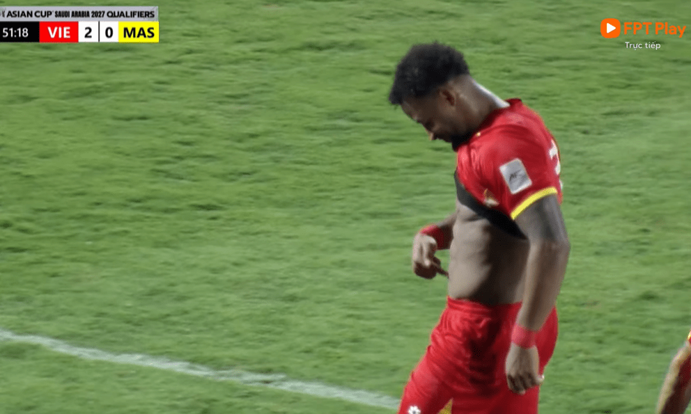 Phá lưới Malaysia, Nguyễn Xuân Son khoe cơ bụng 6 múi, đáp trả cực gắt tin đồn 