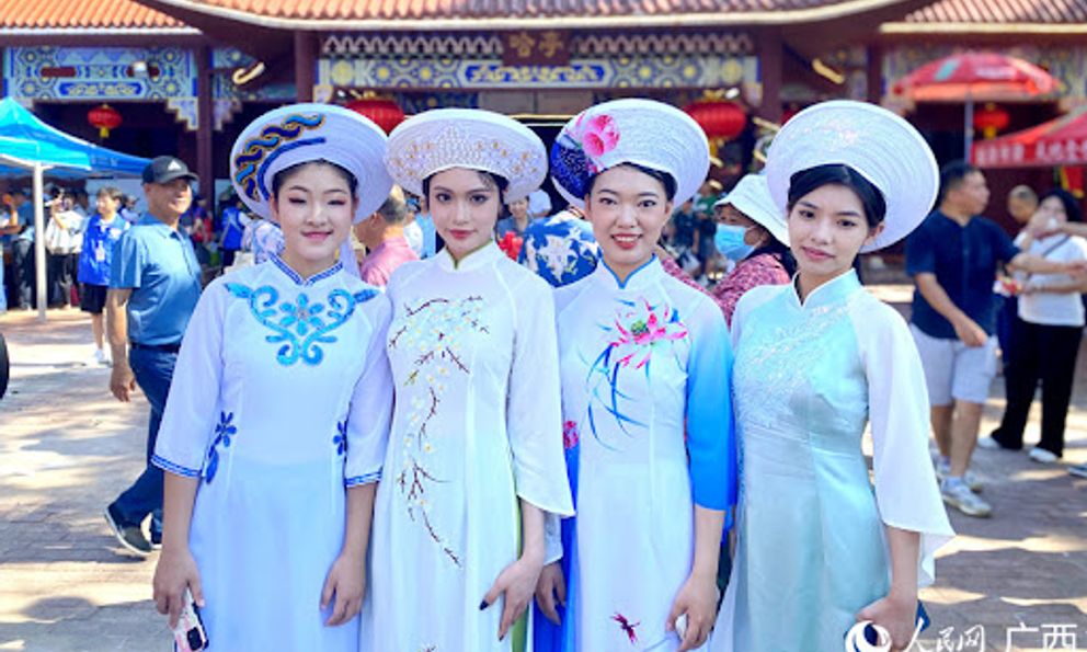 Khách Việt tới Trung Quốc sững người vì cảnh quá quen: Phụ nữ mặc áo dài, đàn bầu vang lên giữa làng