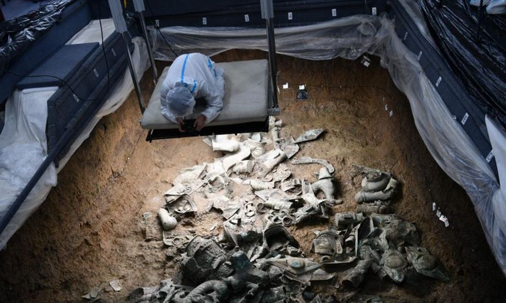 Đào hố tế lễ Tam Tinh Đôi, chuyên gia tìm thấy vũ khí 3.000 tuổi nằm thẳng đứng: Dấu vết ngoài hành tinh?