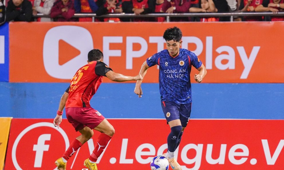 Đình Bắc ghi bàn thắng “dễ nhất sự nghiệp”, báo tin vui cho HLV Kim Sang-sik