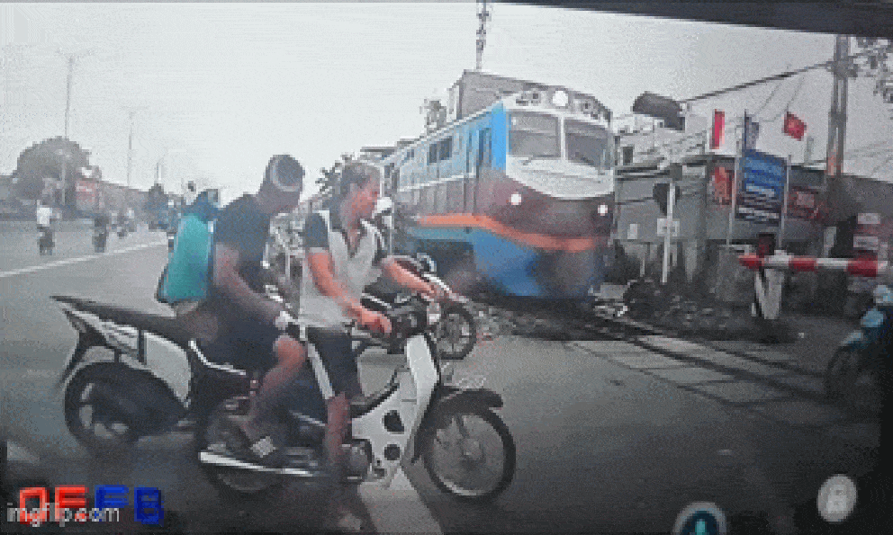 Cận cảnh người đàn ông lách qua khe hở hàng rào, 