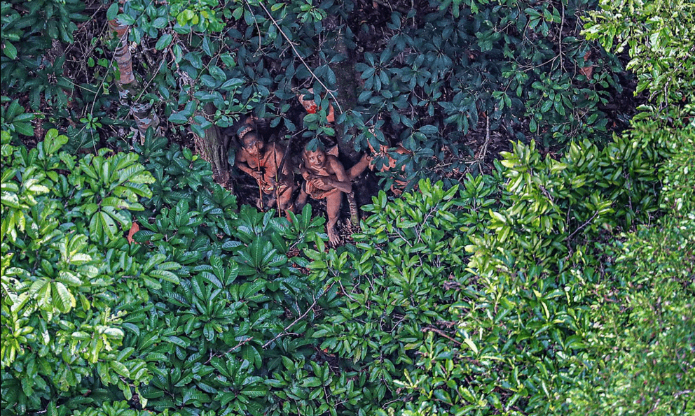 Bộ tộc biệt lập nhất ở Amazon khiến thế giới ngỡ ngàng với hình ảnh người trẻ dùng smartphone nhoay nhoáy