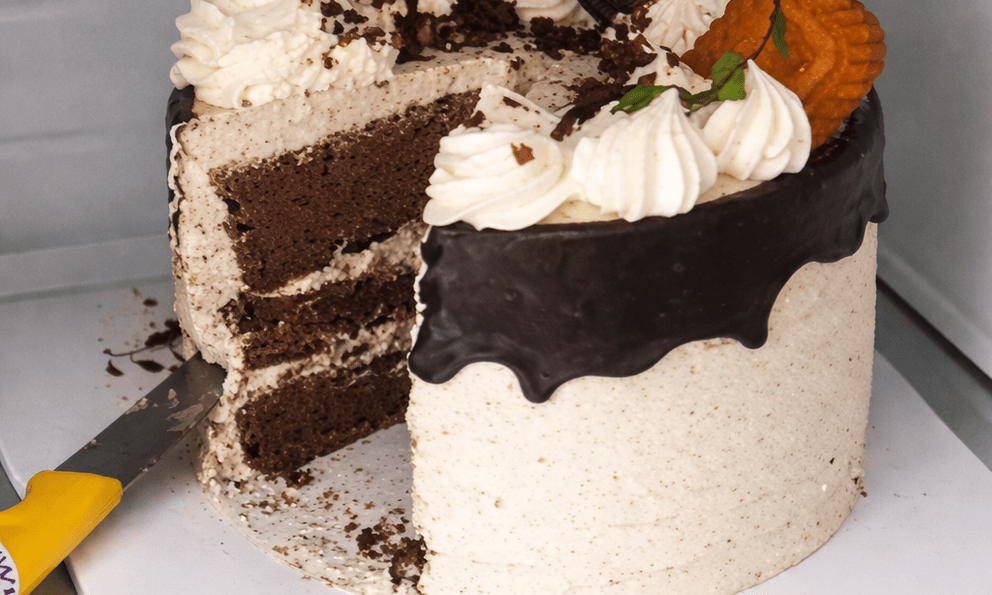 Cất bánh kem trong tủ lạnh, hôm sau mở tủ cô gái 