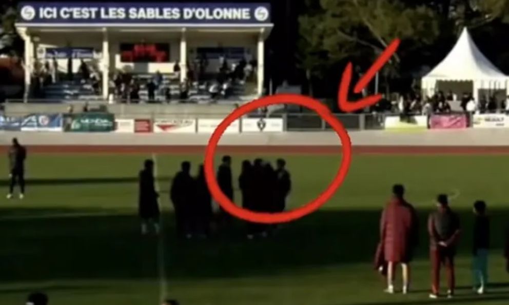 Sốc: HLV Trung Quốc bóp cổ, hành hung học trò ngay sau trận thua 