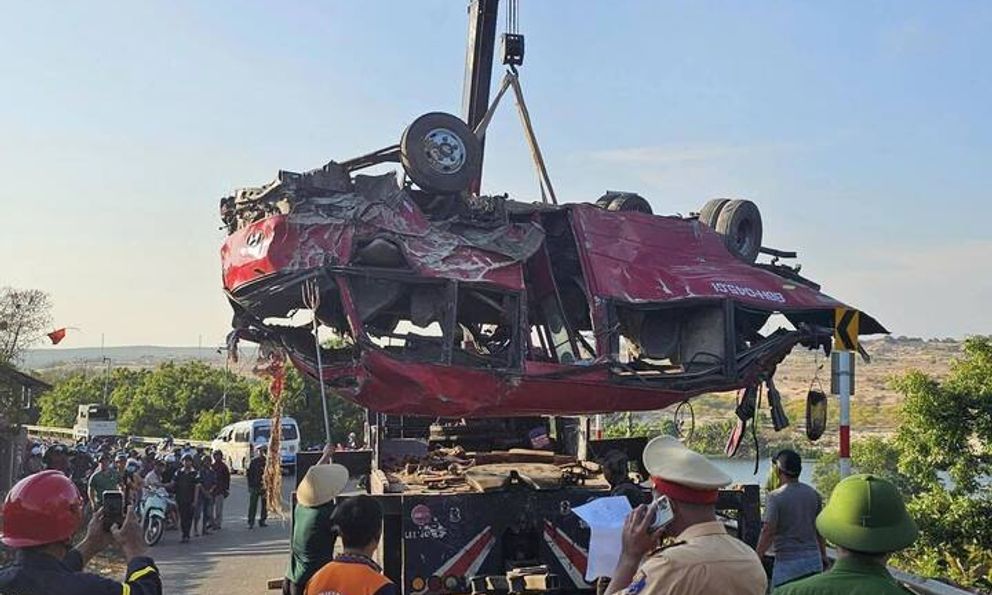 Hiện trường vụ xe khách chở các thợ lặn lao xuống vực, nhiều người thương vong