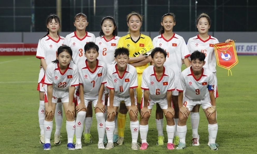 Phóng viên Trung Quốc: “Tuyển Việt Nam gần như không chạm được bóng”