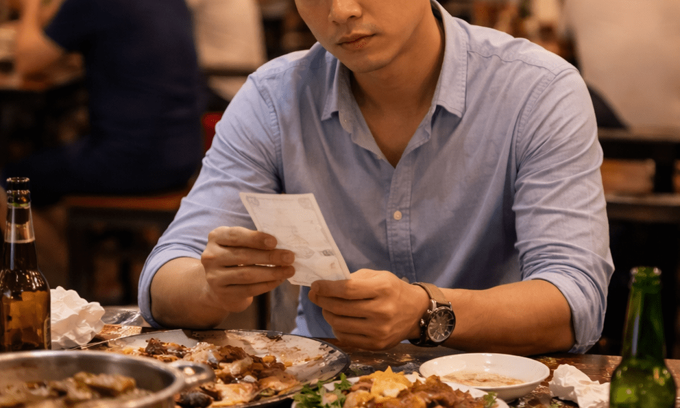 6 năm mới gặp bạn đại học, lúc thanh toán cả nhóm rời đi, người đàn ông 