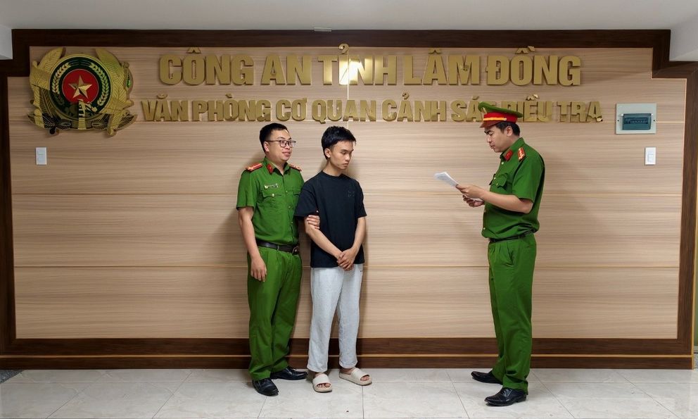 Bắt khẩn cấp, khám xét nơi ở của nhân viên ngân hàng Ngô Anh Tuấn SN 1999