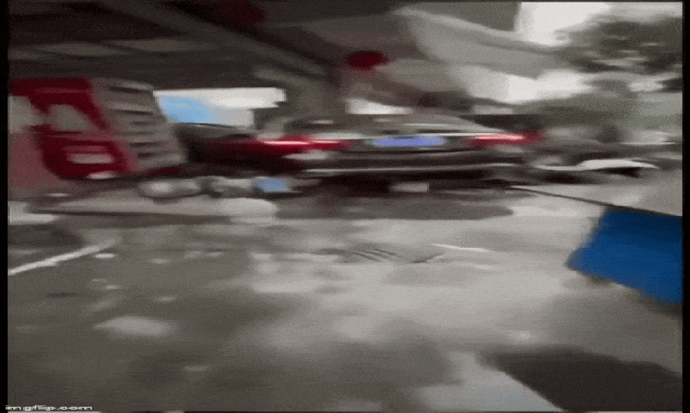 Lấy trộm xe Mercedes gia đình đi thuê, cậu bé 12 tuổi gây tai nạn khiến ít nhất 3 người tử vong 