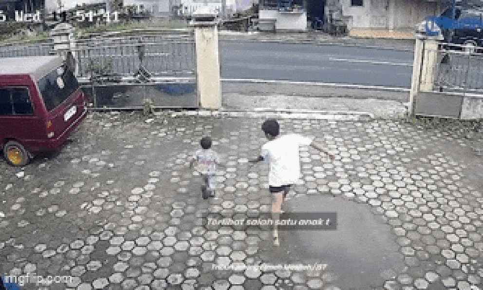 Đang chơi thì cậu bé 6 tuổi chạy vụt qua đường, chiếc xe tải lao tới và tiếng kêu xé lòng cuối video 