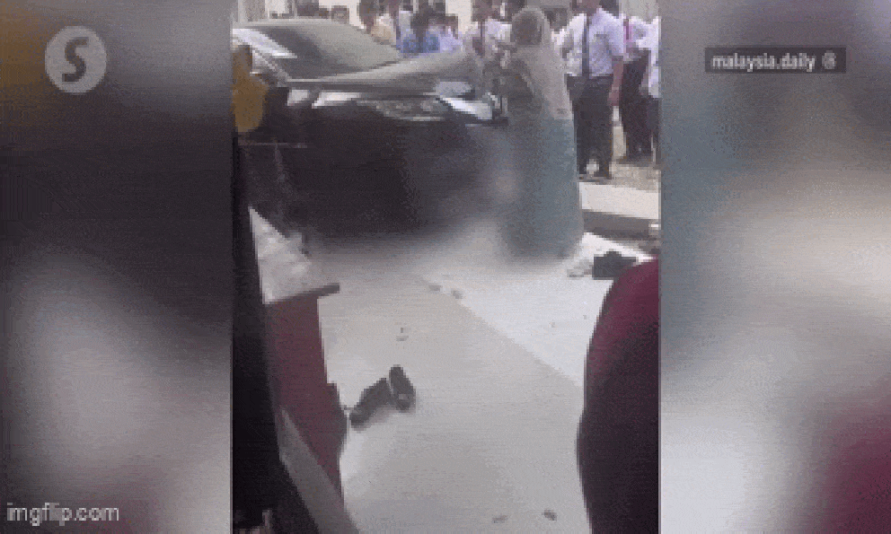 Vô tình nhấn vào chân ga, nữ giáo viên tại Malaysia lái ô tô đâm vào 2 học sinh khiến 1 em thiệt mạng 