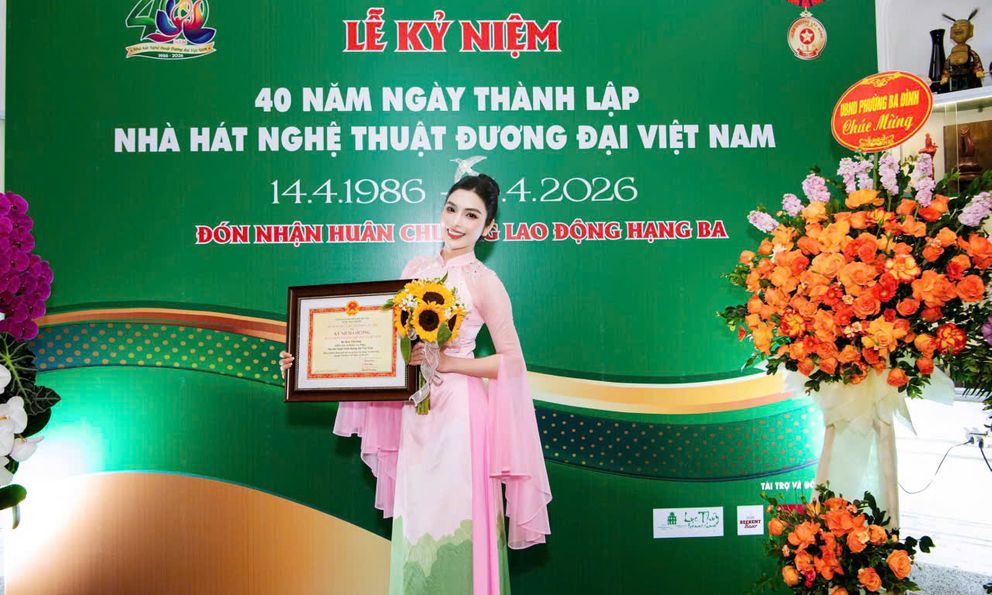 MC, ca sĩ Kim Huyền Sâm nhận kỷ niệm chương hơn 20 năm cống hiến nghệ thuật