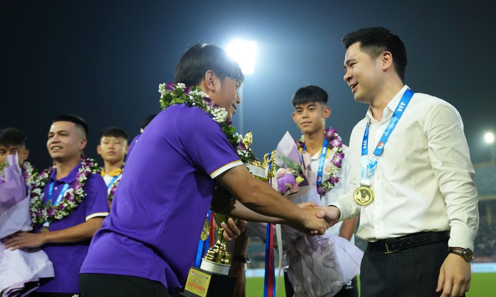 Lần đầu của lò Hà Nội FC và “trái ngọt” cha con bầu Hiển mang lại cho bóng đá Việt Nam