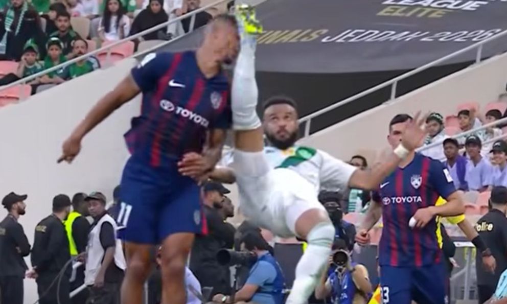 Hỗn loạn ở AFC Champions League: Cầu thủ bất tỉnh, sân cỏ biến thành “võ đài”