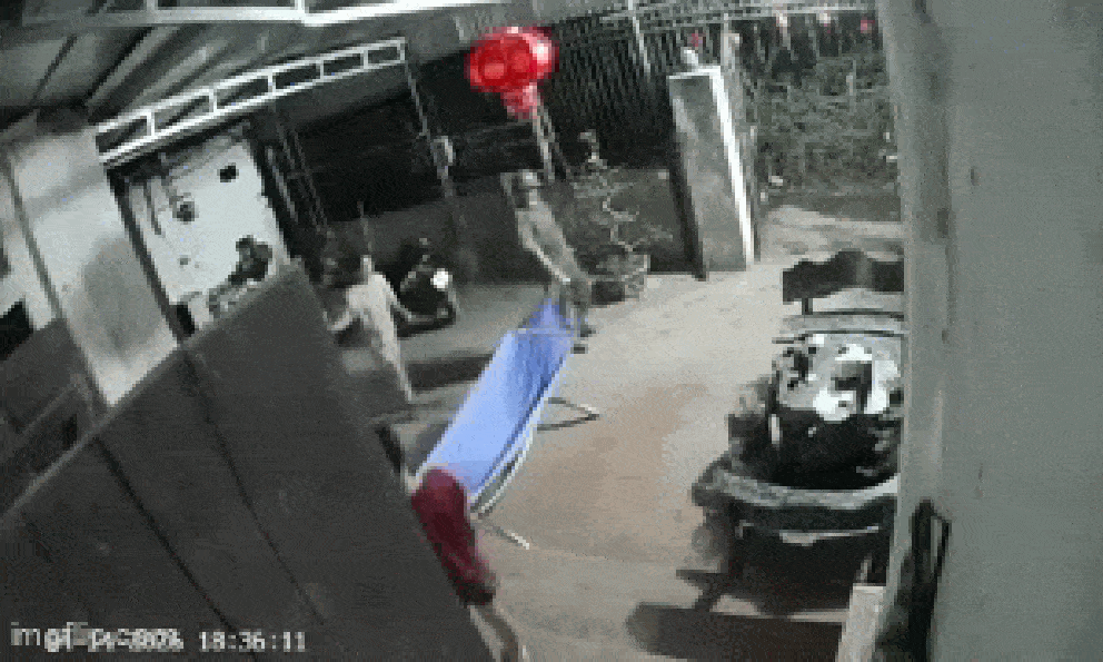 Camera vụ trưởng thôn bị đâm tử vong khi hoà giải mâu thuẫn: Đối tượng lao vào nhà lấy dao 