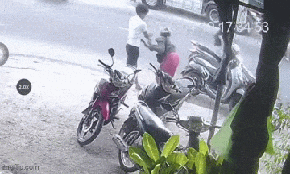 Đã tìm được nam thanh niên dùng dép đánh tới tấp một phụ nữ trên đường gây bức xúc