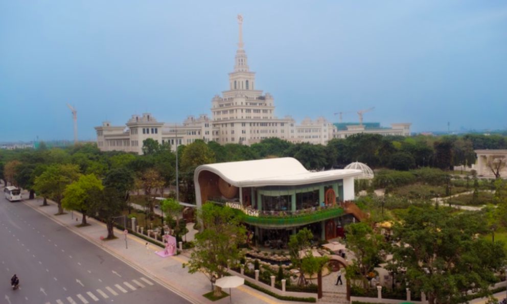 Người đứng sau công trình khủng mới khai trương ngay cạnh trường 