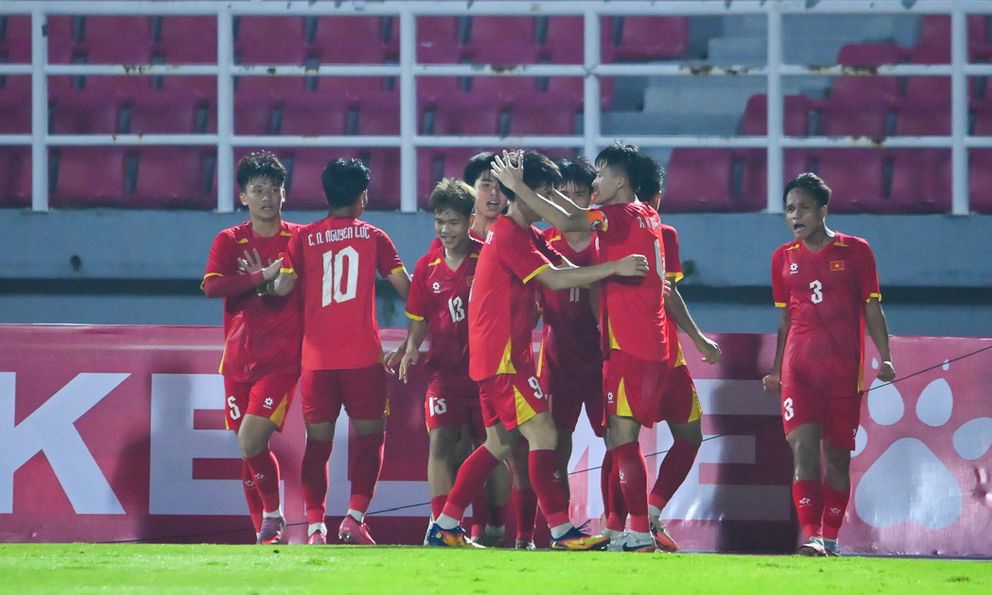 HLV Roland gây sốt với “đội hình lạ”, U17 Việt Nam tạo cú ngược dòng hạ Australia