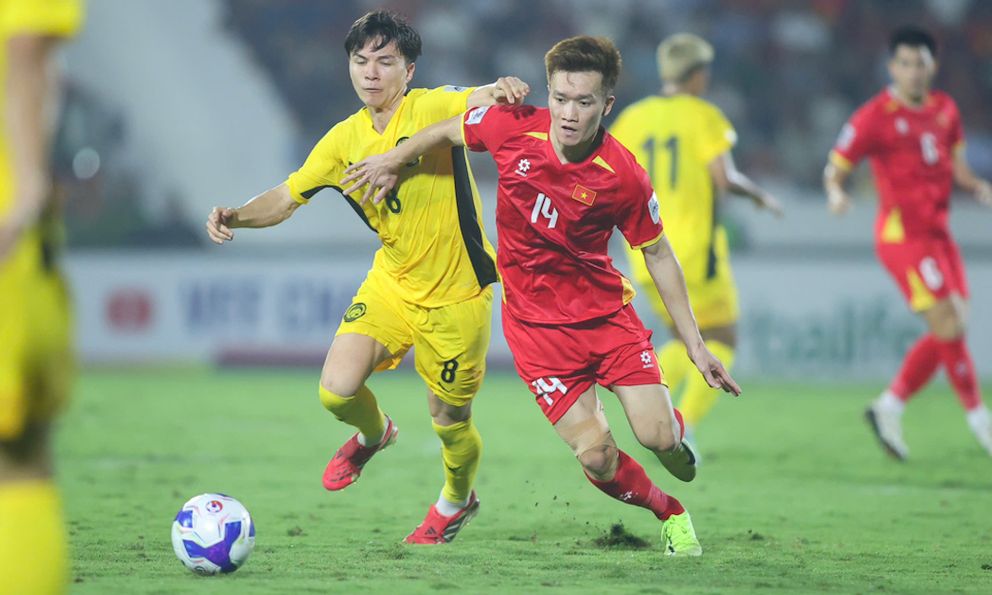 Bóng đá Malaysia rơi vào cảnh ngộ hi hữu sau khi đội nhà bị xử thua tuyển Việt Nam