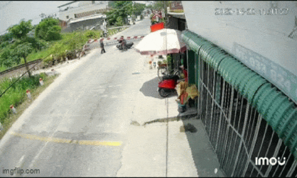 Thông tin bất ngờ về người bị nhân viên đường sắt đá khi tông gãy chắn tàu