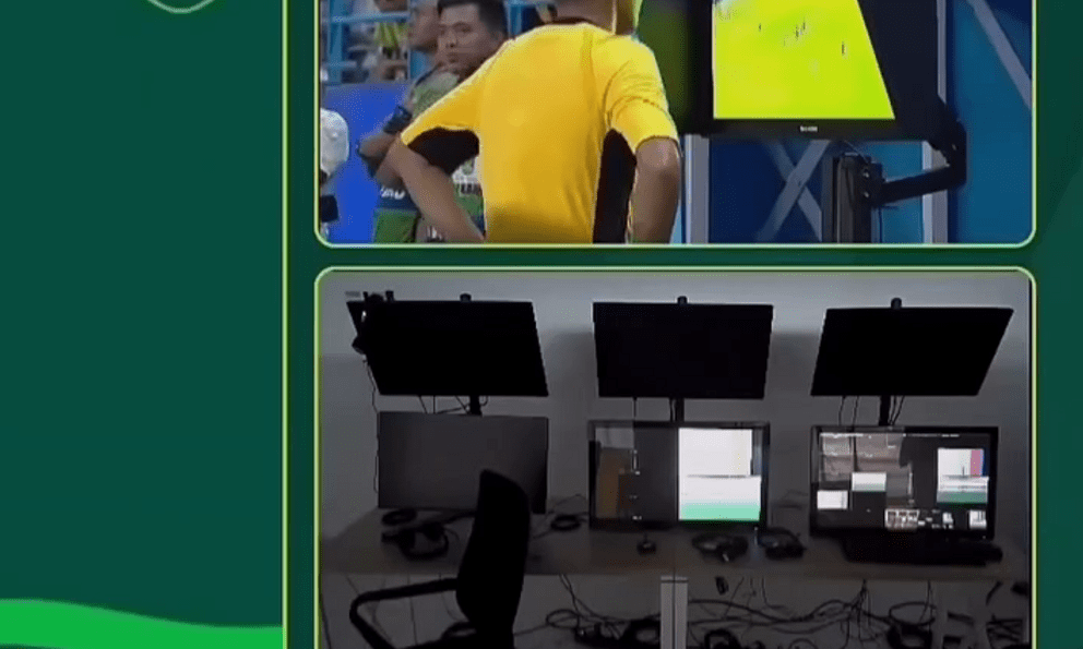 Scandal bóng đá: Trọng tài nói chuyện với phòng VAR trống trơn rồi rút thẻ đỏ