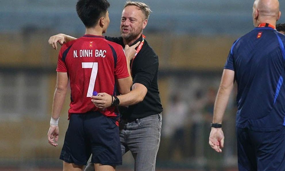 Đình Bắc tỏa sáng rực rỡ, vẫn phải nhận lời nhận xét đầy nghiêm khắc của HLV Mano Polking