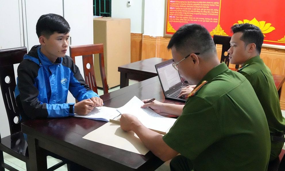 Công an làm việc với shipper Nguyễn Đình Hảo về số tiền 7,5 triệu đồng