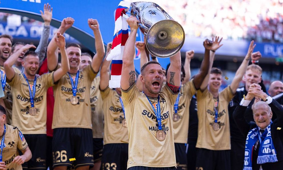 Kiếm bộn tiền nhờ bán bánh mì, “hoàng tử” Podolski vẫn nâng cúp vô địch ở tuổi 40
