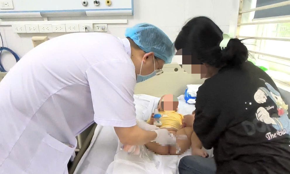 Bé 13 tháng tuổi phát hiện ung thư tinh hoàn: Bác sĩ khuyến cáo
