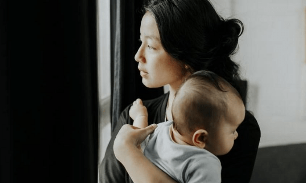 Ôm con đứng ngoài ban công lúc nửa đêm, mẹ trẻ 23 tuổi khiến cả nhà hoảng loạn vì điều không ai ngờ