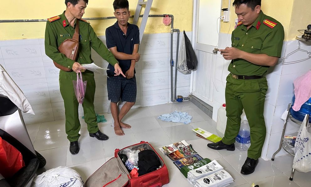 Đồng loạt khám xét nơi ở của Nguyễn Thị Thanh Thủy SN 1988 và nhà của anh trai, mẹ ruột