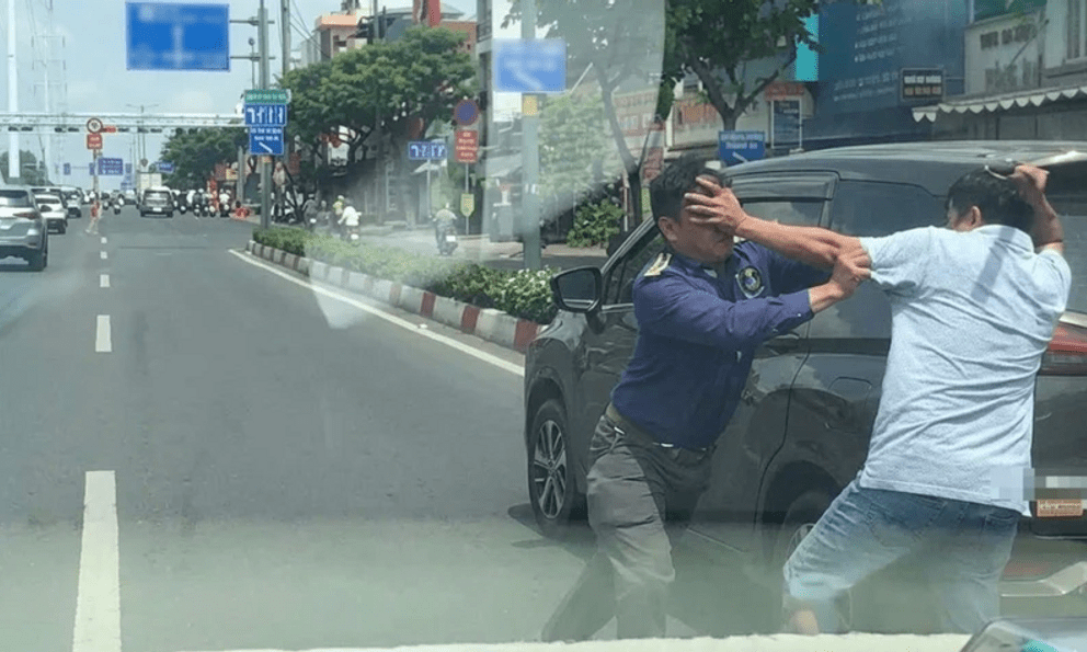 TP.HCM: Hai người đàn ông bất ngờ dừng ô tô, đánh nhau giữa đường