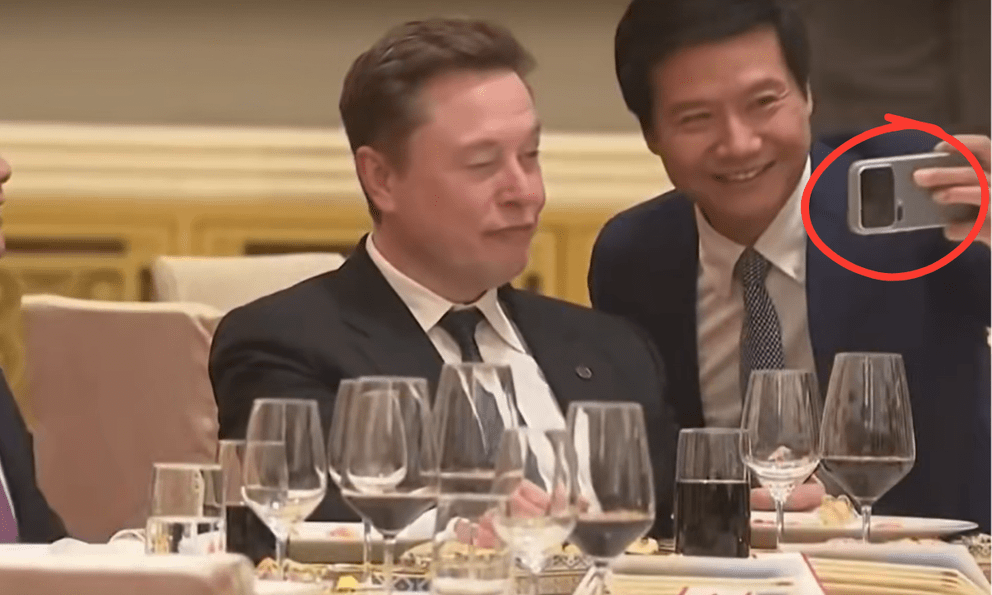 Tỷ phú Trung Quốc gặp Elon Musk, trên tay cầm món đồ 