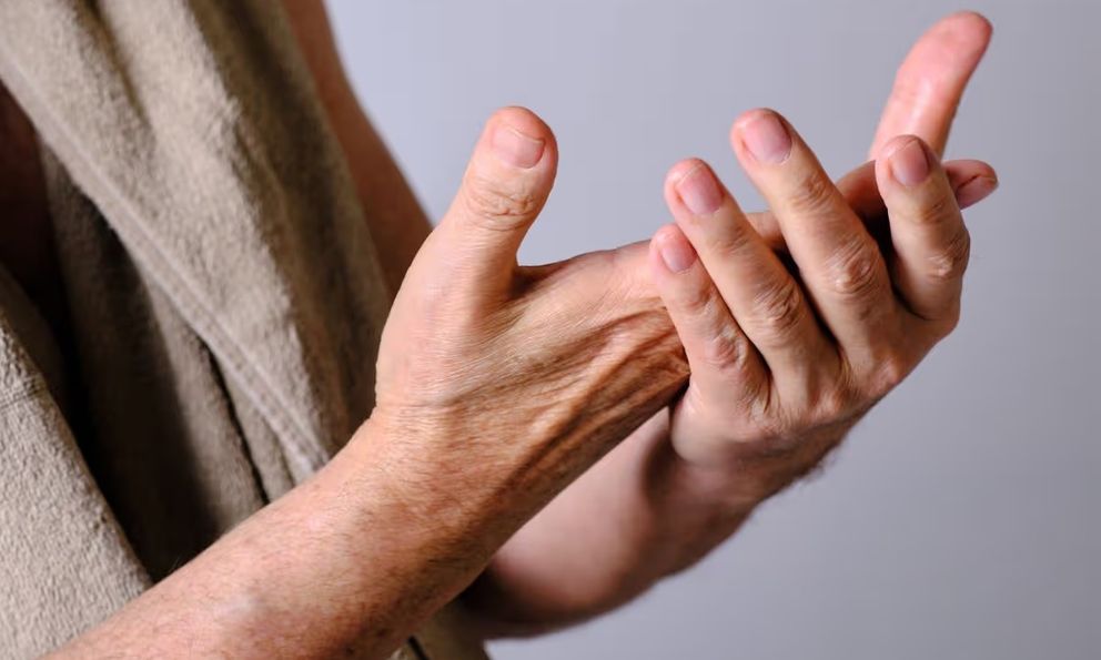 Muốn biết gan khỏe hay không, nhìn móng tay là biết: Thấy 4 dấu hiệu này phải đi khám ngay!