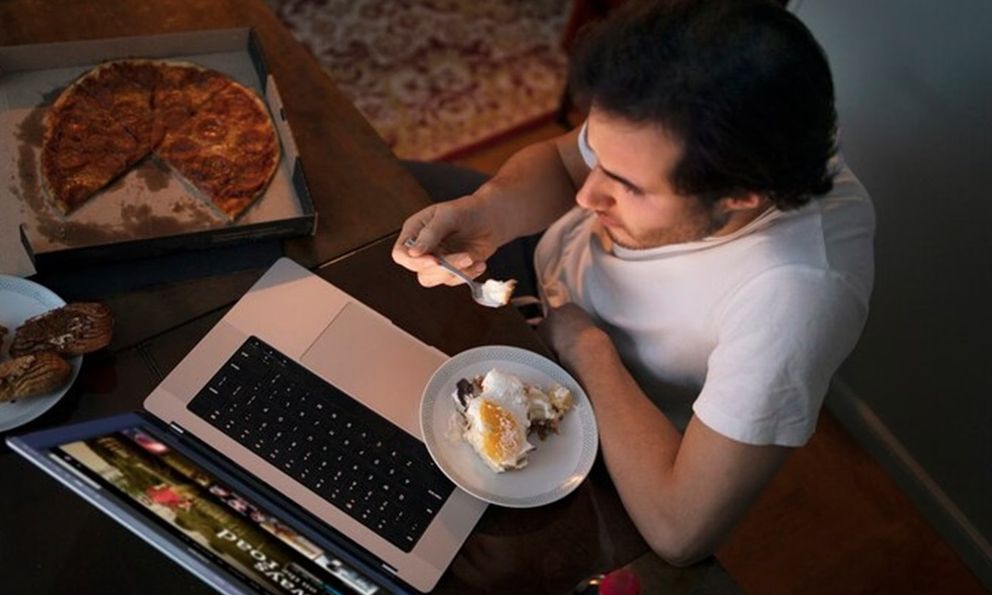 Lời khuyên cho những ai vừa ăn vừa xem phim