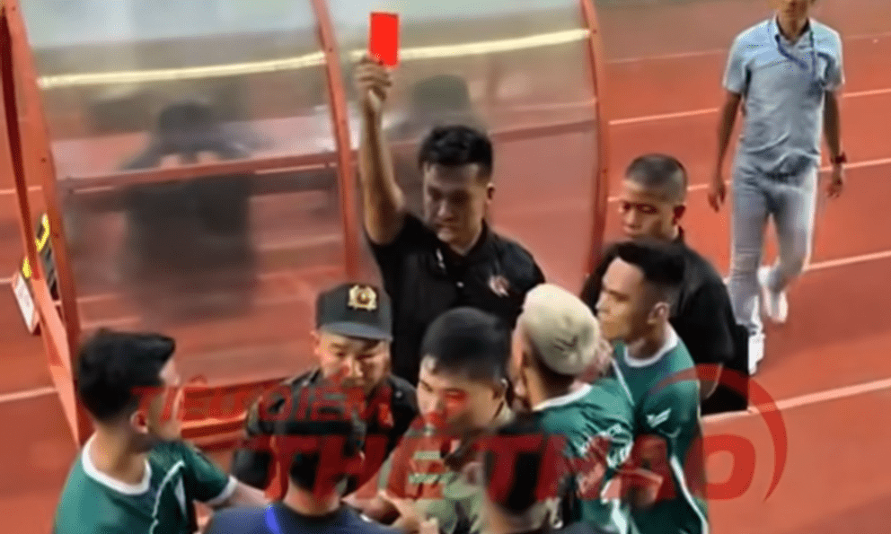 Xúc phạm trọng tài, trợ lý HLV đội bóng Việt Nam bị VFF phạt cực nặng