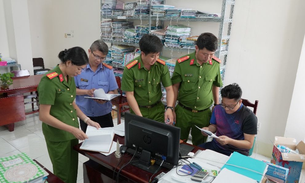 Khám xét khẩn cấp, bắt cán bộ thuế Trần Minh Trường