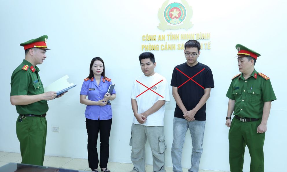 Kiểm tra kho hàng, bắt 2 chủ shop giày dép Trần Công Tùng và Lã Văn Ước