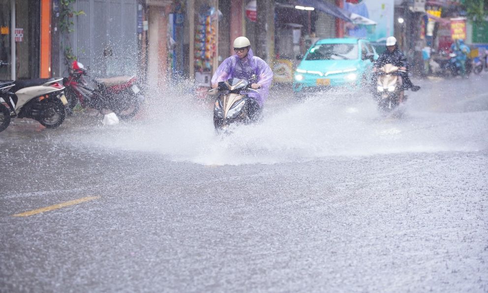 Dự báo mới nhất về thời điểm xuất hiện mưa rào, kết thúc nắng nóng ở miền Bắc