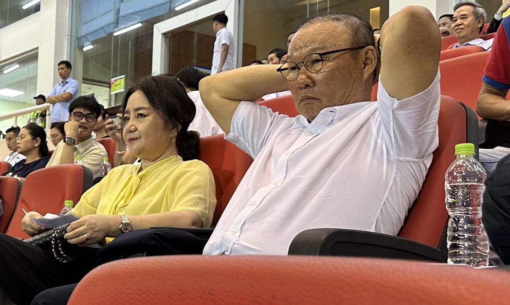 Sếp CLB Thái Lan: Thuyết phục vợ ông Park là khó nhất