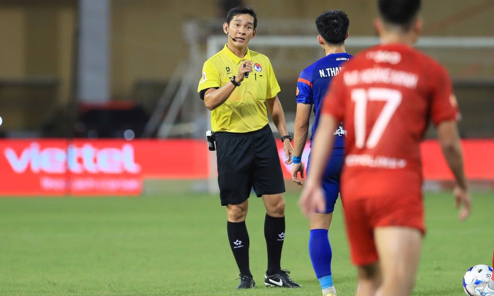 Trọng tài V.League bị VFF “treo còi” vì thổi phạt đền sai luật, ảnh hưởng đến cuộc đua trụ hạng