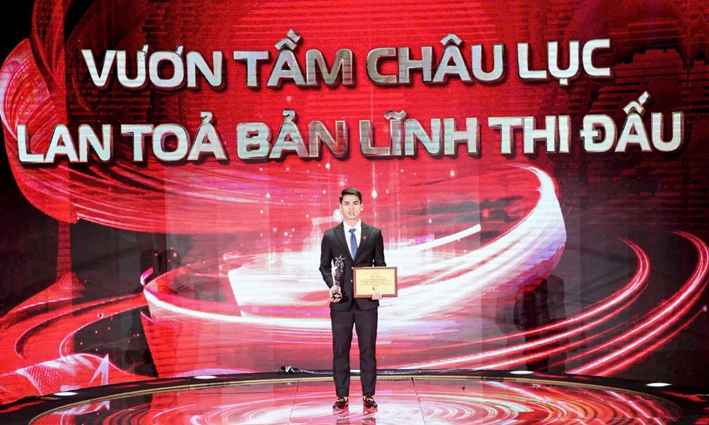 Khuất Văn Khang lọt top 10 gương mặt xuất sắc nhất Viettel toàn cầu