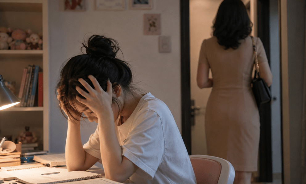 Nữ sinh 19 tuổi không thể tập trung thi vì hương nước hoa từ người mẹ, lý giải sự bất thường