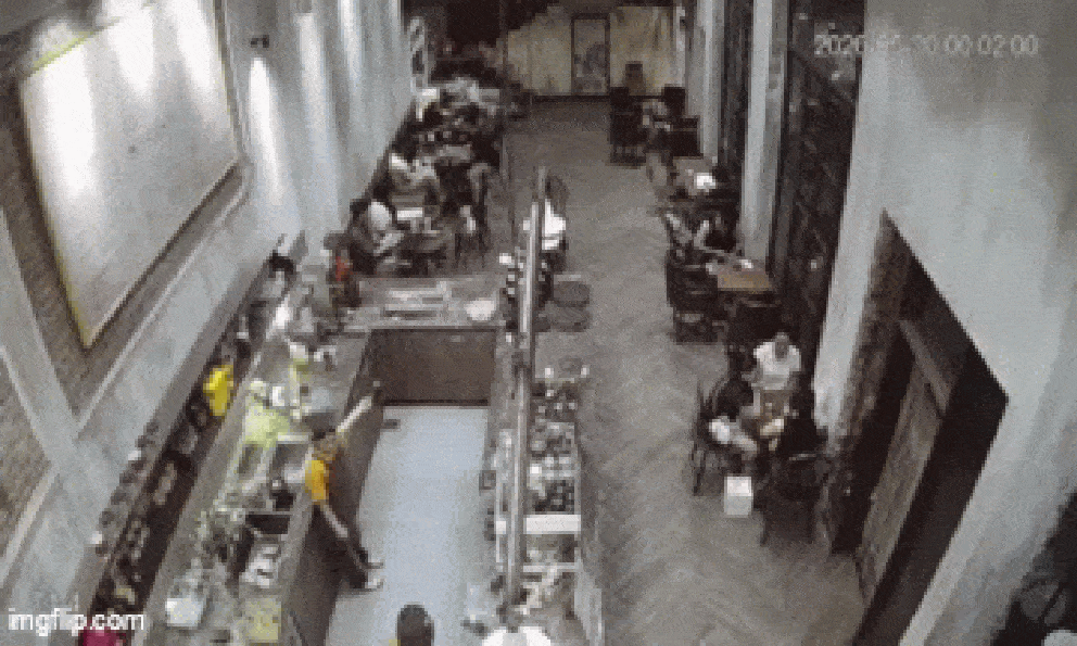 Hé lộ diễn biến khó lường trước khi xảy ra vụ khách Tây đập phá quán cafe ở Đà Nẵng