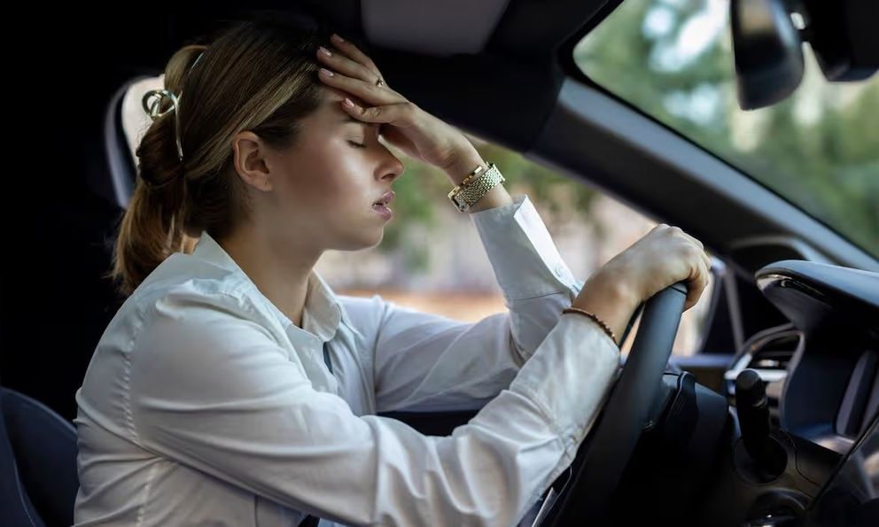 Cảnh báo 1 thứ không nên đeo khi lái xe sau khi 1 người phụ nữ suýt chết