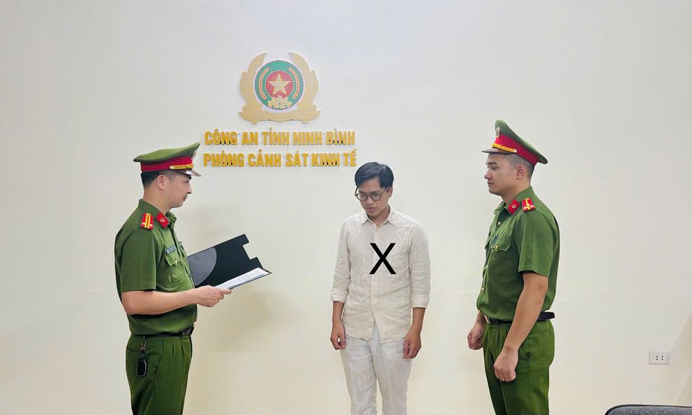 Quyết định khởi tố ông chủ shop giày dép Mai Xuân Chiến