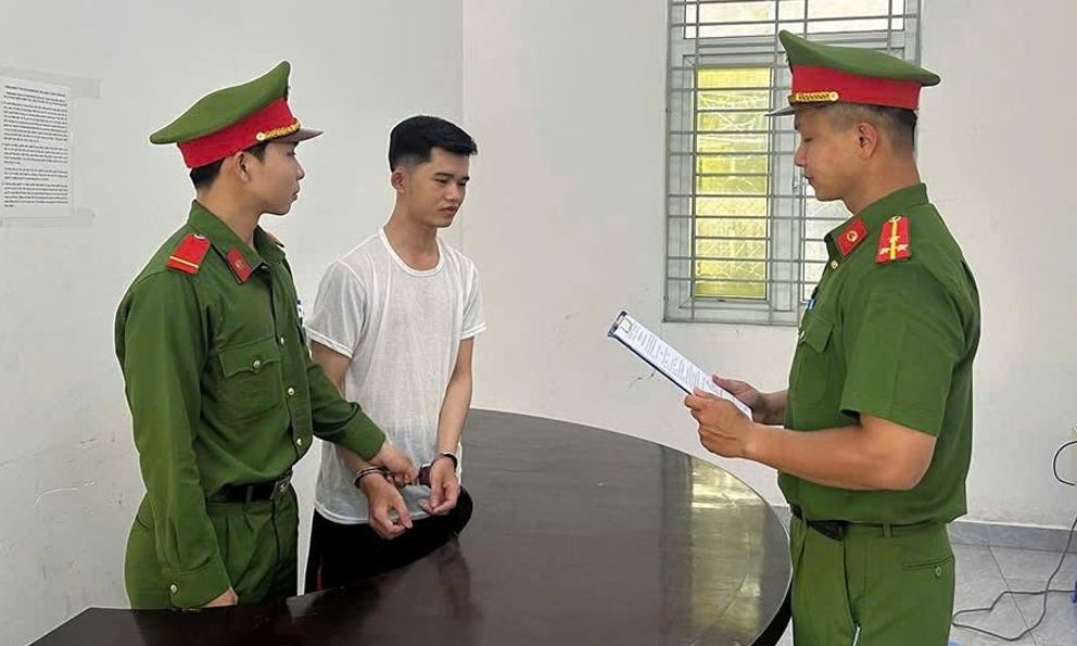 Thi hành lệnh bắt tạm giam quản lý quán ăn Đỗ Phú Tâm 