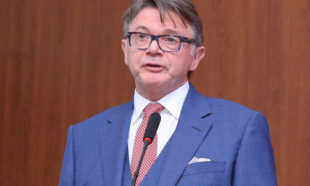HLV Troussier hé lộ mong muốn tái xuất, điểm đến là đội bóng top 5 thế giới