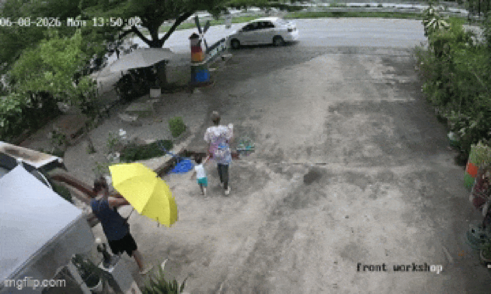 Bố mẹ đang dẫn con trai đi bộ thong thả, khoảng 1 phút sau cảnh tượng xảy ra khiến ai cũng nghẹn lòng
